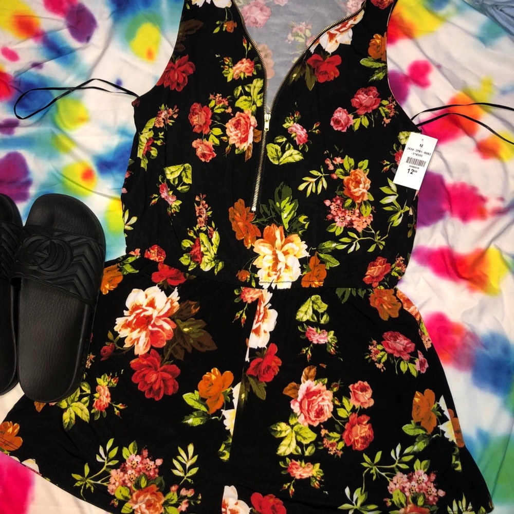 BLACK STRETCH FLORAL ROMPER 🌺